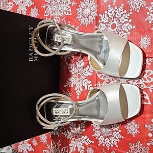 Badgley Mischka Infinity Block Heel 8.5 Sandal Soft White Wore Inside Once!
